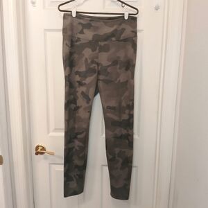 EUC White House Black Market WHBM Runway Yoga Pants Legging Women's Size 10 Camo